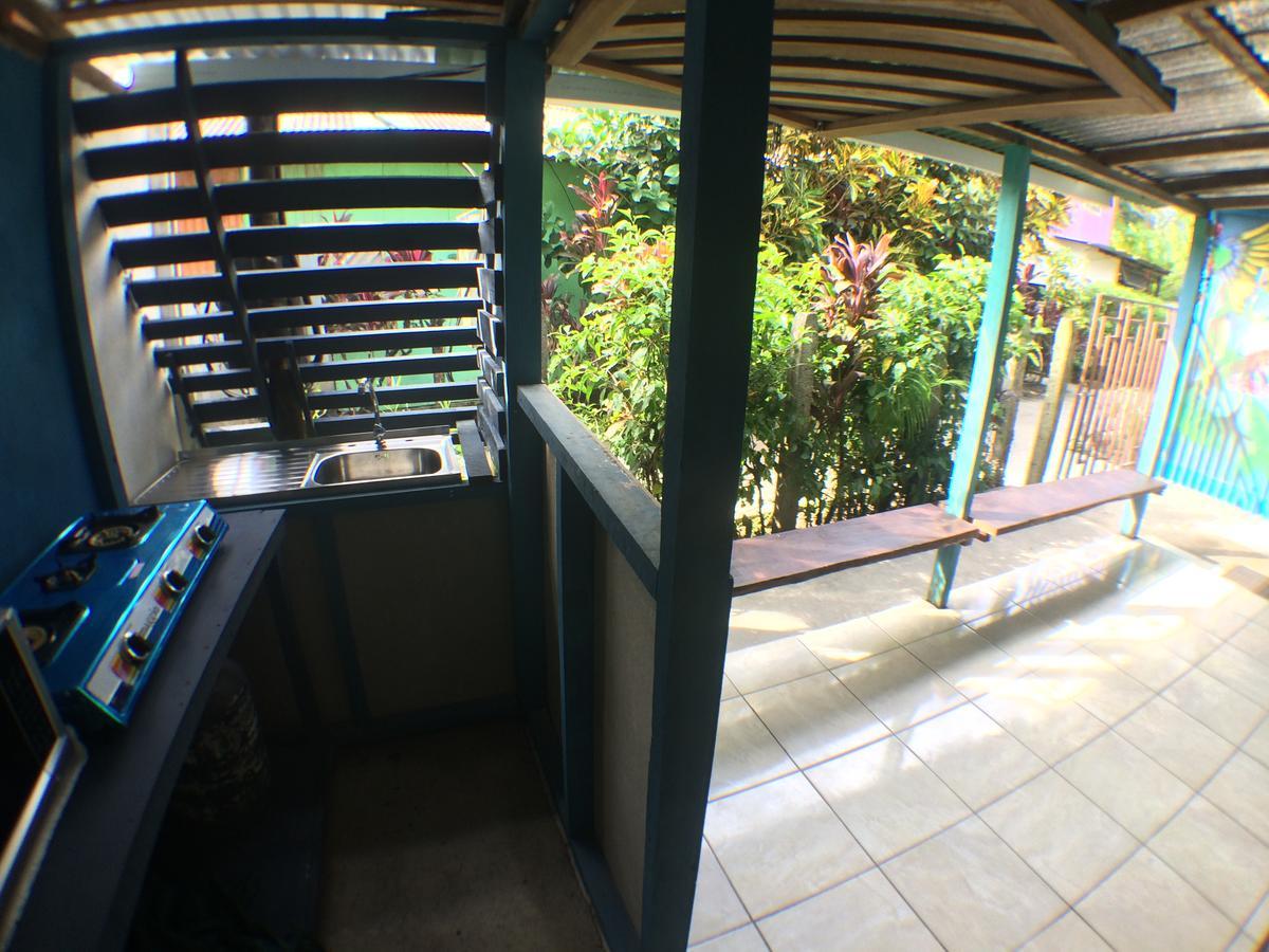 Green Macaw Hostel Тортугеро Экстерьер фото
